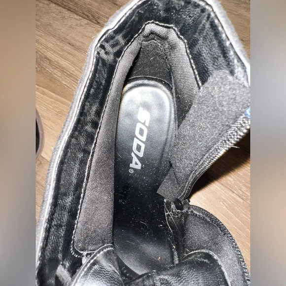 SODA black lace up velvet boots size 9. - Picture 7 of 7